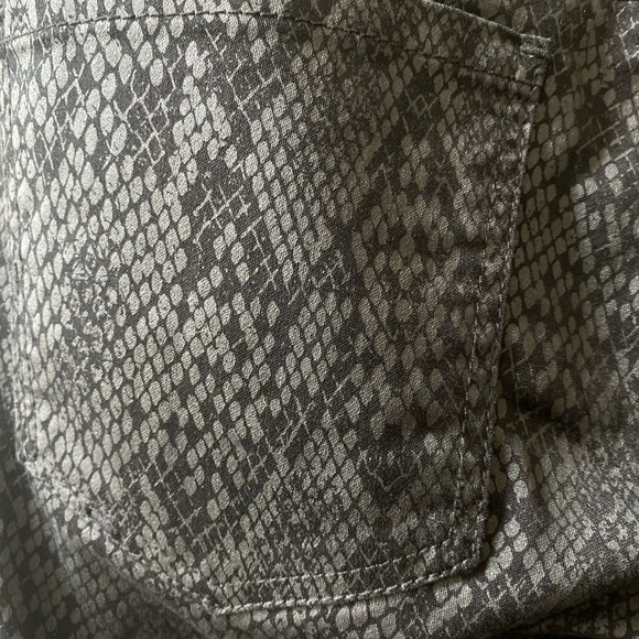 LIVERPOOL JEANS COMPANY Snakeskin Skinny Jeans, size 2 - Picture 4 of 9